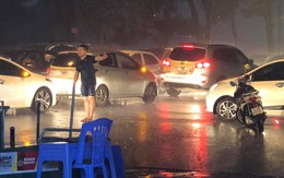 Thanh niên dầm mưa đứng phân luồng giao thông nhận được nhiều bình luận tích cực từ cư dân mạng