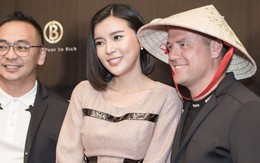 Phan Hoàng Thu mặc sexy, Cao Thái Hà tặng nón lá cho cựu cầu thủ Michael Owen