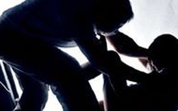Ghen tuông, nam thanh niên cắt áo người yêu
