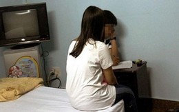 Mang gái bán dâm đến cùng 'giải đen' cho 2 người đàn ông, bị phạt 10 tháng tù