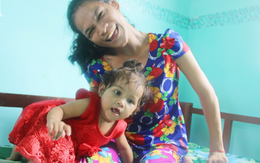 Lớn lên như ngọn cỏ cạnh người mẹ điên, bé Mai Phương nay đã gần một tuổi