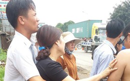 Cha mẹ ôm thi thể con gái gào khóc trên quốc lộ