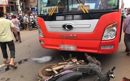Người thân khóc ngất bên thi thể cụ ông chết thảm dưới bánh xe khách vì qua đường bất cẩn