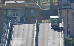 Khoảnh khắc thót tim của tài xế xe tải thoát chết trong gang tấc khi cầu cao tốc ở Italy sập