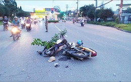 Xe máy 'đấu đầu' dính chặt trên đường khiến 2 người nhập viện