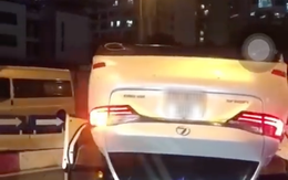 Hà Nội: Mất lái đâm vào dải phân cách, xế sang Lexus lật ngửa bụng giữa chân cầu vượt