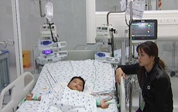 Người mẹ chết lặng bên 2 con lọc máu suốt 36 tiếng