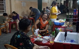 Quán cháo bán giờ 'độc' xuyên đêm 45 năm trong hẻm dành cho 'cú đêm' Sài Gòn