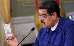 Cả chồng tiền mới mua nổi cuộn giấy vệ sinh ở Venezuela