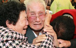 Đẫm nước mắt cảnh mẹ già chỉ mong gặp lại con trước khi chết trong cuộc đoàn tụ Hàn - Triều