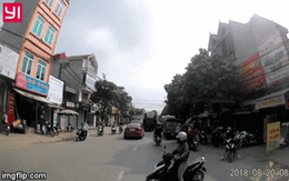 Tai nạn vừa diễn ra 30 phút, tài xế đã chia sẻ clip lên mạng vì thấy sáng thứ Hai quá may