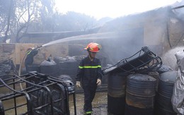Hà Nội: Cháy lớn thiêu rụi xưởng sơn cùng ô tô đỗ ven đường