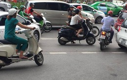 Hà Nội: Người phụ nữ dừng xe giữa đường buôn điện thoại, mặc kệ dòng đời qua lại tấp nập