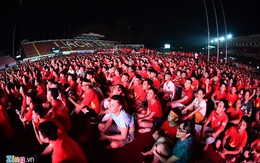 Hàng nghìn cổ động viên đội mưa cổ vũ Olympic Việt Nam