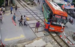 Xe khách Thanh Hóa lao thẳng đường ray: Tài xế cúi xuống nghe điện thoại
