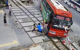 Thanh Hóa: Ô tô nằm giữa đường tàu hỏa, tài xế cho xe lùi lại đúng hay sai?