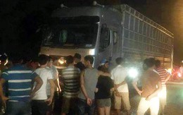 6 người bị ôtô tải tông khi dừng xe cứu nạn