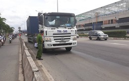 TP.HCM: Chạy vào làn ô tô với tốc độ nhanh, nam thanh niên bị xe container cán tử vong