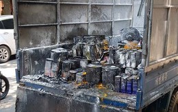 Người dân hoảng sợ khi xe tải chở sơn đang đi bỗng cháy ngùn ngụt giữa phố Phan Đình Phùng