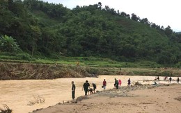 Thanh Hóa: Huy động khoảng 100 người tìm bé gái 4 tuổi rơi xuống sông Âm