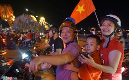 Người dân đổ ra đường mừng Olympic Việt Nam lần đầu vào bán kết ASIAD