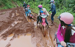 Thầy cô vượt bùn lầy vào rừng “gọi” học sinh trở lại trường