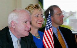 Cuộc thi uống rượu giữa John McCain và Hillary Clinton 14 năm trước