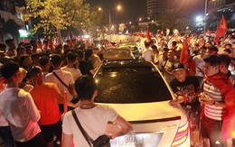 Mừng U23 VN chiến thắng: Xe máy lao vun vút, 3 ô tô 'dính chùm' dưới hầm Kim Liên