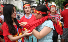 Bà bầu, trẻ nhỏ xếp hàng nhận cờ, áo, băng-rôn miễn phí trước trận Olympic Việt Nam đá bán kết ASIAD 2018