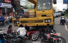 Người thân khóc ngất bên thi thể bé trai bị xe cẩu cán tử vong