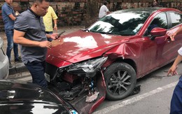 Hà Nội: Hai xế hộp đọ xem đầu ai cứng hơn giữa phố