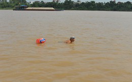 Cụ ông 84 tuổi, 25 năm bơi vượt sông Hồng