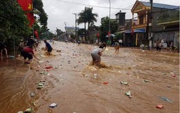 Kho hàng siêu thị ở Sơn La bị lũ cuốn, người dân lao ra vớt