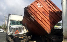 Container trượt khỏi xe, đè bẹp cabin ôtô đầu kéo
