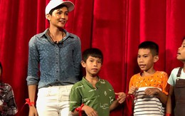 Hoa hậu H'Hen Niê mặc giản dị, tặng quà cho các em nhỏ nhiễm HIV/AIDS