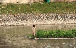 Hà Nội: Cô gái khỏa thân thản nhiên đứng giữa sông Tô Lịch khiến nhiều người tò mò