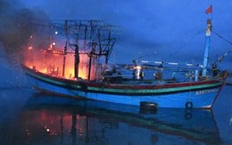 Nghệ An: Một tàu cá bốc cháy trong đêm
