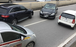 Xe sang Mercedes đi ngược chiều trong hầm Kim Liên gây bức xúc