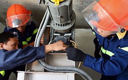 Cứu cô gái hoảng loạn vì bị mắc kẹt trong thang máy giữa tầng 5