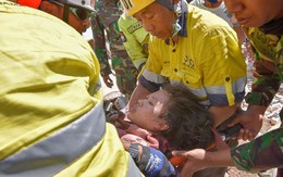 Cô gái được cứu sống sau hai ngày kẹt dưới đống đổ nát động đất ở Indonesia