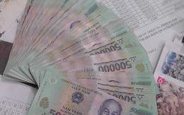 Nhặt được cọc tiền 500.000 đồng, 3 nam sinh tìm người trả lại