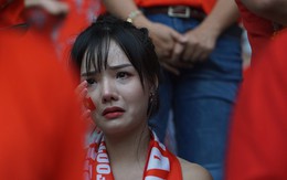 CĐV nữ rơi lệ khi Olympic Việt Nam vuột tấm HCĐ ASIAD