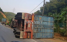 Ôm cua gấp xe container lật ngang bên đường, 2 người trọng thương