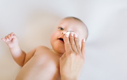 Những lưu ý khi vệ sinh mắt cho trẻ sơ sinh