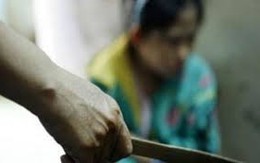 Sợ bị bỏ, chồng đâm vợ nhiều nhát dao