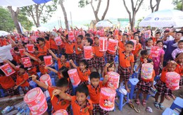 Quỹ sữa vươn cao Việt Nam và Vinamilk đem niềm vui ngày Tết Trung Thu đến cho trẻ em tỉnh Vĩnh Phúc