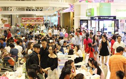 Ngày đầu nghỉ lễ, người Sài Gòn kéo nhau vào trung tâm thương mại