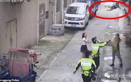Khoảnh khắc cảnh sát và người đi đường dùng chiếu "hứng" được bé trai lơ lửng trên dây điện rồi rơi xuống