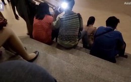 Vờ nghe điện thoại, yêu râu xanh lén chụp ảnh cô gái mặc váy hớ hênh