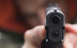 Người đàn ông ở Sài Gòn bắn chết bạn nhậu rồi dí súng vào trán bóp cò tự tử